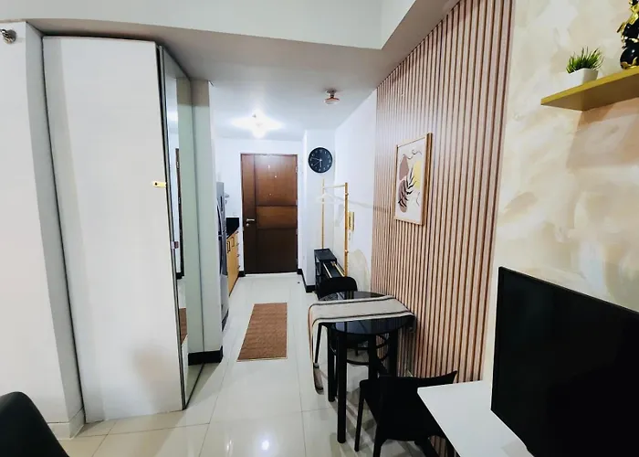 Cubao Manhattan Heights Residential Tc10n - Bright With Pool, Balcony - Next To Alimall And Sm - Walking Distance To Araneta Coliseum And Gateway Mall In Cubao Quezon - Staycations By Sms * Manila