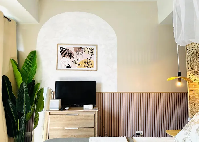 Cubao Manhattan Heights Residential Tc10n - Bright With Pool, Balcony - Next To Alimall And Sm - Walking Distance To Araneta Coliseum And Gateway Mall In Cubao Quezon - Staycations By Sms Apartment Manila