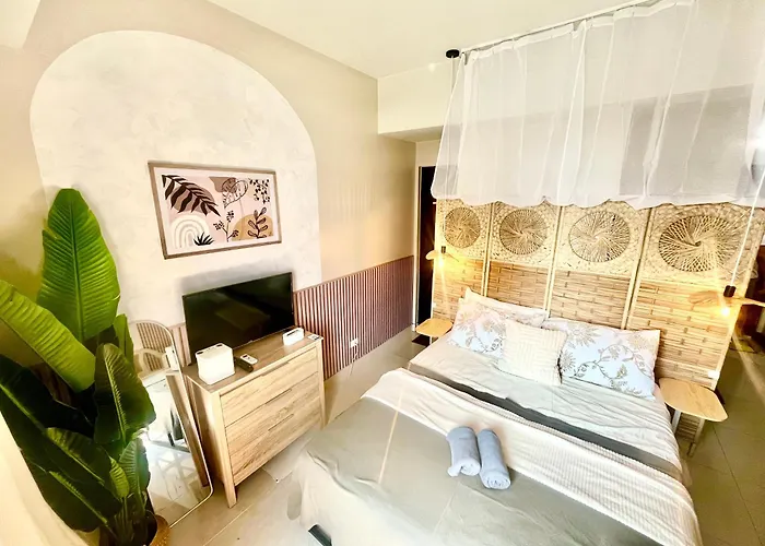 Cubao Manhattan Heights Residential Tc10n - Bright With Pool, Balcony - Next To Alimall And Sm - Walking Distance To Araneta Coliseum And Gateway Mall In Cubao Quezon - Staycations By Sms *