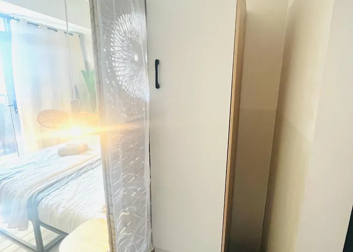 Apartment Cubao Manhattan Heights Residential Tc10n - Bright With Pool, Balcony - Next To Alimall And Sm - Walking Distance To Araneta Coliseum And Gateway Mall In Cubao Quezon - Staycations By Sms *