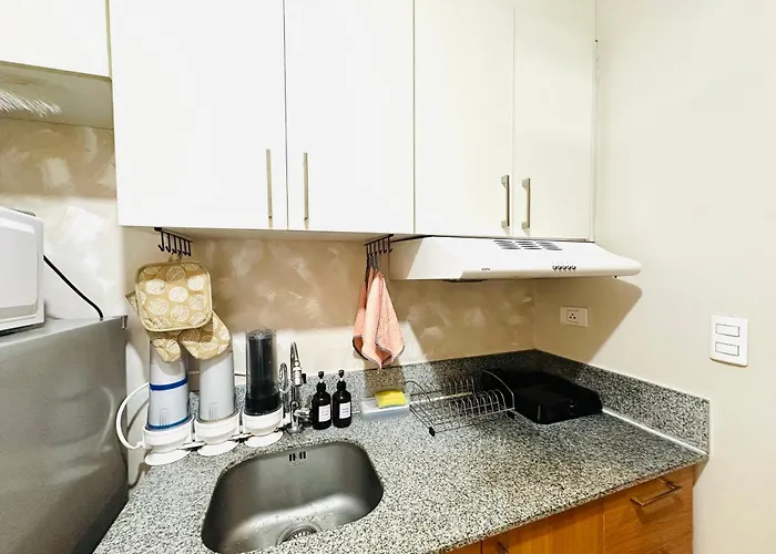 Apartamento Cubao Manhattan Heights Residential Tc10n - Bright With Pool, Balcony - Next To Alimall And Sm - Walking Distance To Araneta Coliseum And Gateway Mall In Cubao Quezon - Staycations By Sms